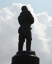 Памятник Чкалову. И его достоинству.
